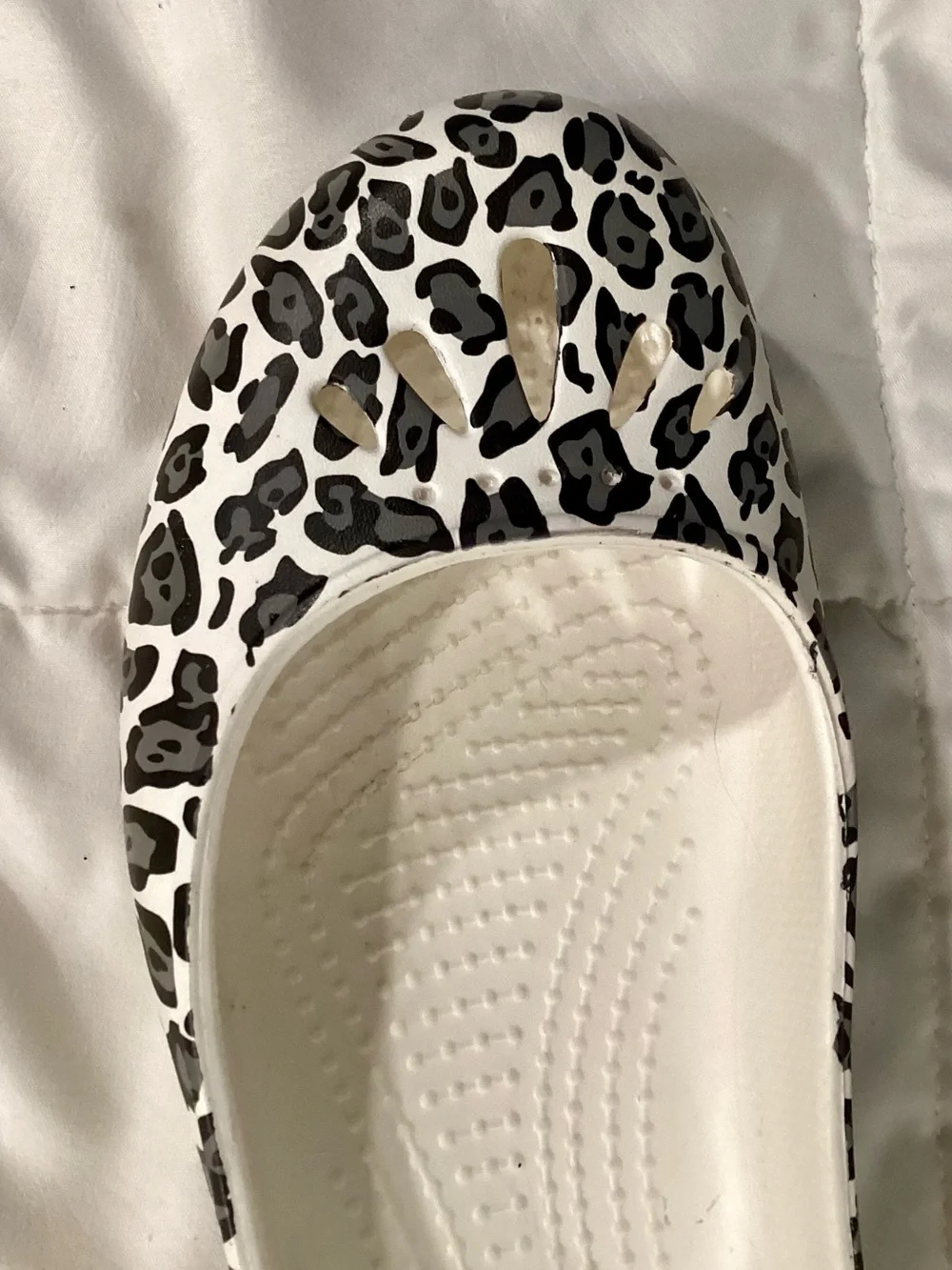 CROCS Women’s Size 8 Kadee Leopard-Print Ballet Flats in White and Black-EUC